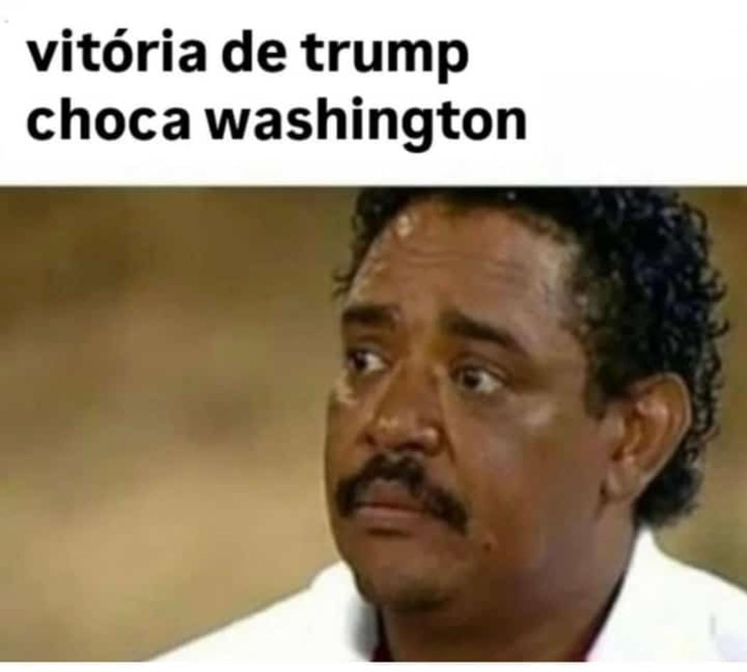 Meme colorido com a legenda "vitória de trump choca washington" no topo. Abaixo, uma foto de Compadre Washington, integrante da banda É o Tchan, um homem negro, de bigode, cabelos pretos cacheados e camisa branca olhando para o lado