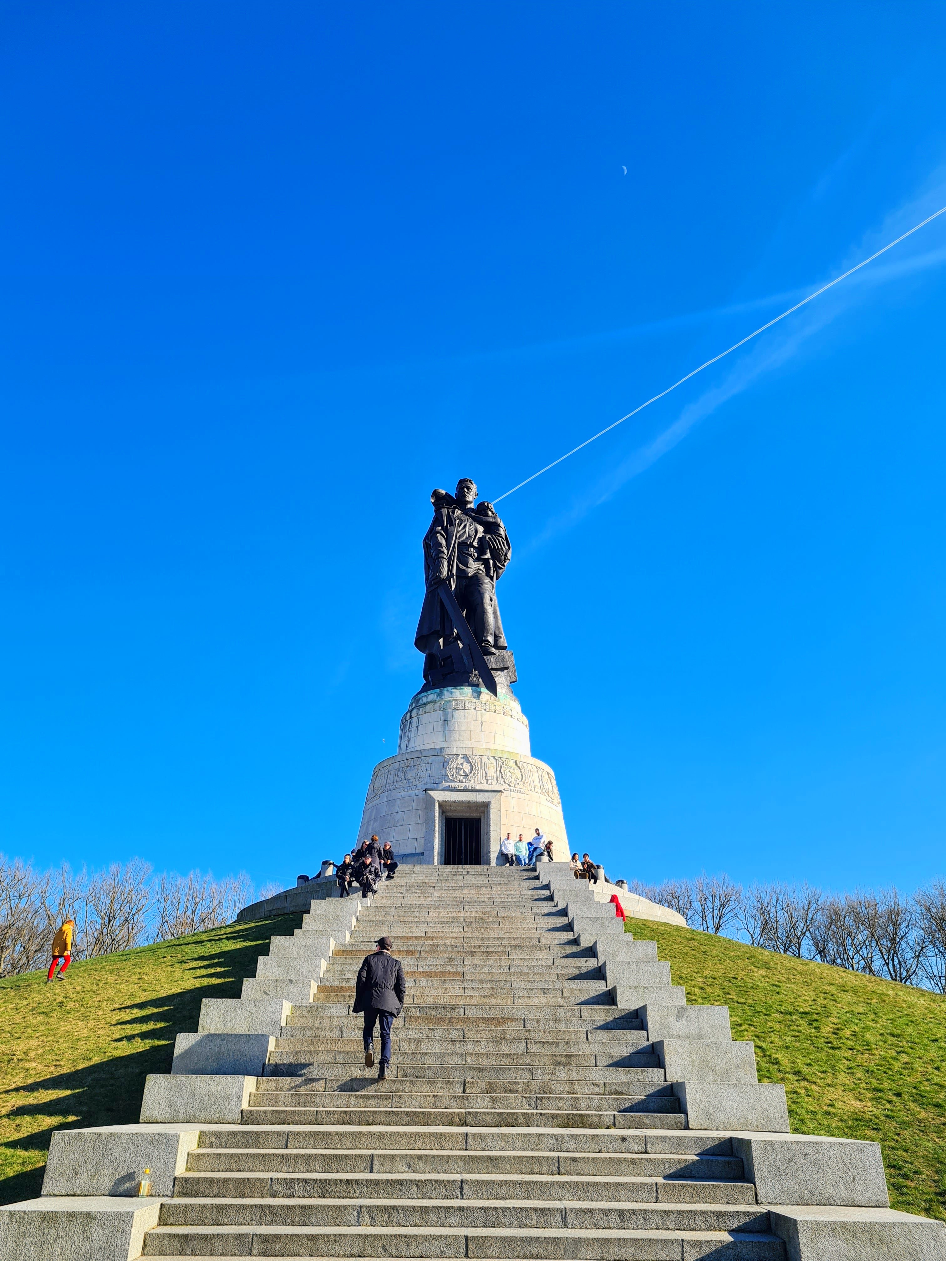 Escultura no parque Treptower Park, em Berlim, que representa um soldado soviético do exército vermelho carregando uma criança e pisando em uma suástica enquanto crava nesta uma espada.