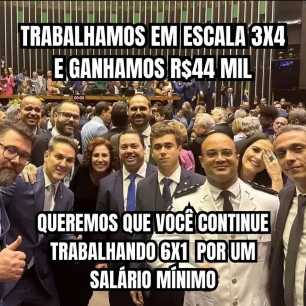 Foto de parlamentares dentro da Câmara dos Deputados em Brasília. Em primeiro plano, políticos de extrema-direita como Nikolas Ferreira, Eduardo Bolsonaro e Carla Zambelli, dentre outros, pousam para uma foto sorrindo. Na imagem está escrito "trabalhamos em escala 3x4 e ganhamos 44 mil reais. queremos que você continue trabalhando 6x1 por um salário mínimo"