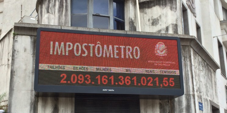 A sign in Sao Paulo which shows how much citizens from the state paid in taxes that year. 