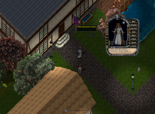 Personagem de Ultima Online no servidor Ecos de Sosaria parado na entrada da taverna The Unicorn's Horn. Há uma lhama ao seu lado, um paperdoll mostrando o personagem e as opções do menu. O personagem se chama Pedro Fortuna e veste uma capa, um robe com um laço amarrando a cintura e na cabeça uma carcaça de urso. A taverna possui uma placa que diz: "The Unicorn's Horn" e uma porta de entrada, além de diversas janelas. Há grama pelo lado e um caminho de pedra que leva a entrada da taverna. Há postes de luz, um cocheiro com água, algumas árvores e um prédio ao lado com telhado de palha. Há também um pequeno lago.