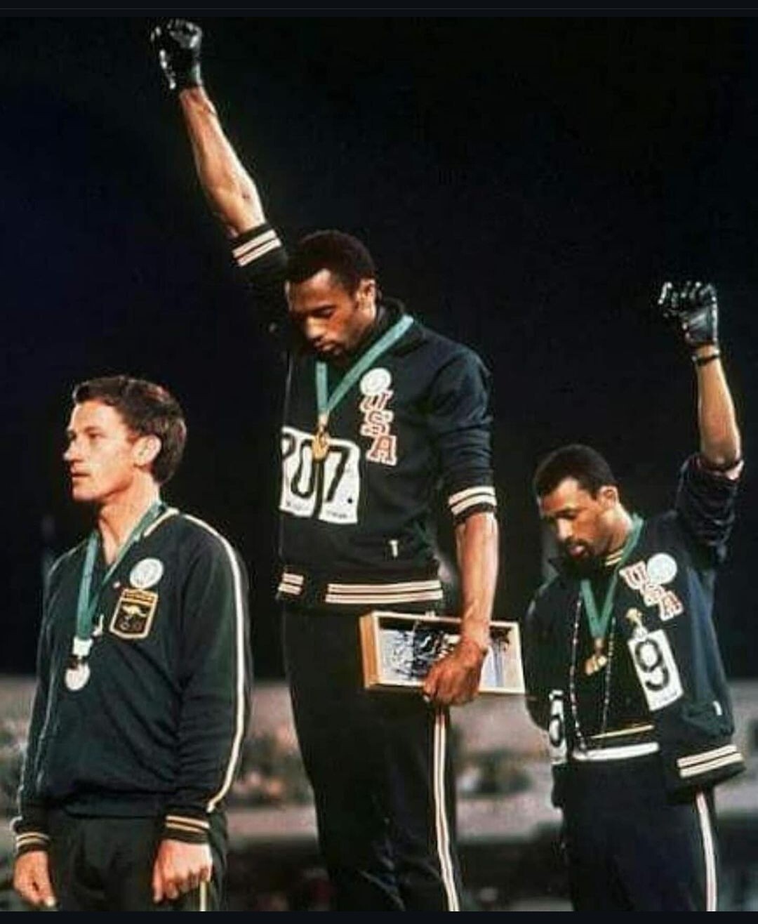 Após ganhar a medalha de ouro e quebrar o recorde mundial da prova de 200m, pela primeira vez batendo a barreira dos 20 segundos, Tommie Smith, e o atleta ganhador da medalha de bronze, John Carlos, fizeram a saudação "Todo Poder ao Povo", do Partido dos Panteras Negras que lutava pela igualdade civil para os negros.