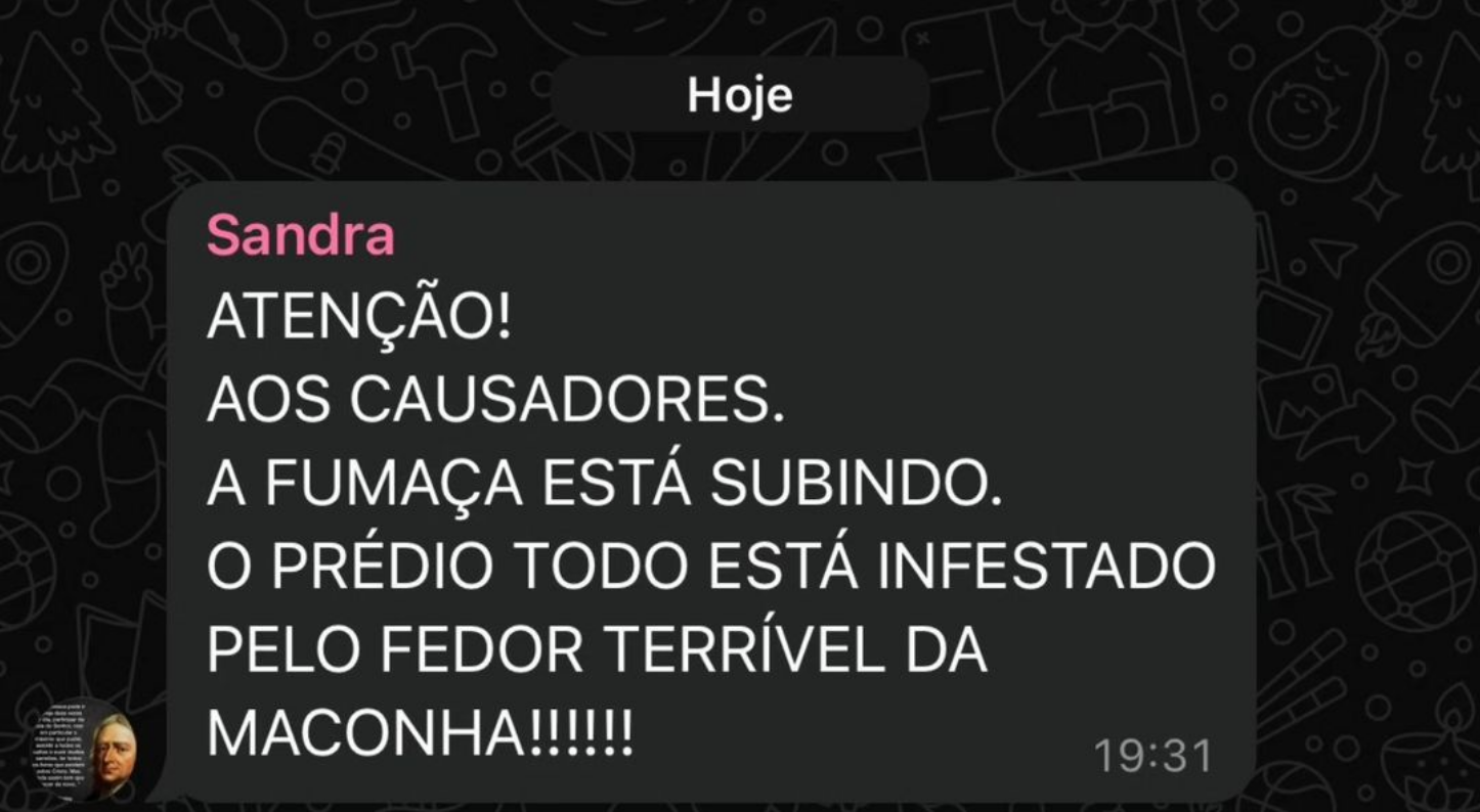 Print de mensagem enviada em um grupo no WhatsApp por um contato salvo com nome Sandra. A mensagem diz:
"ATENÇÃO!
AOS CAUSADORES.
A FUMAÇA ESTÁ SUBINDO
O PRÉDIO TOTO ESTÁ INFESTADO
PELO FEDOR TERRÍVEL DA MACONHA!!!!!!!"